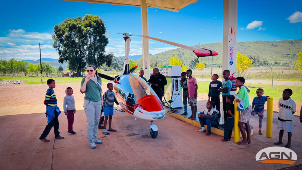 Má benzinku nás vždy doprovází početná skupina místních dětí. Podle vzdálenosti ale jen ti, co tam doběhnou. Tato pumpa byla dobře 3 kilometry od přistání